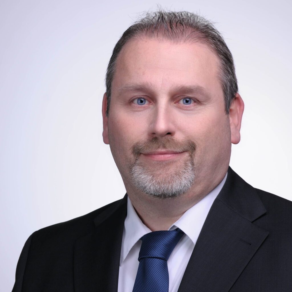 Business-Porträt im Anzug mit Krawatte von Frank Heisig, Teamleiter der IT Infrastruktur von Gedore.