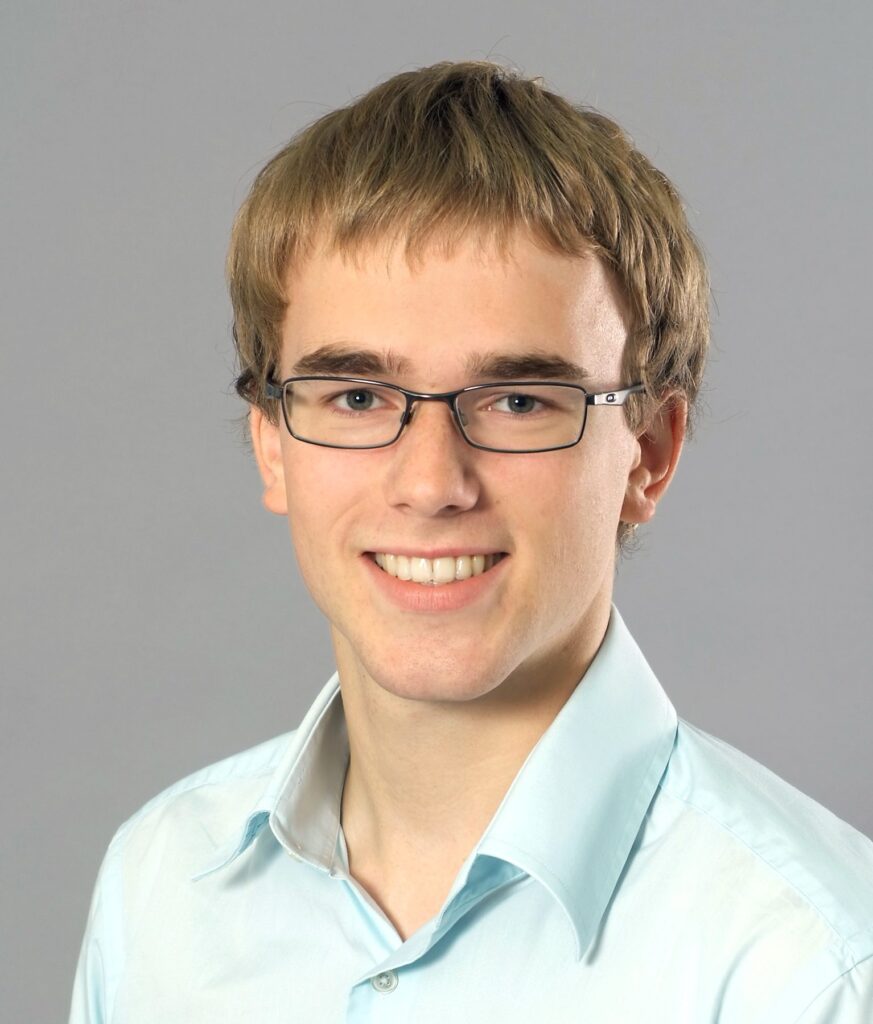 Porträt von Ramon Jüttner, ITSM Experte der Firma Samson in blauem Hemd.