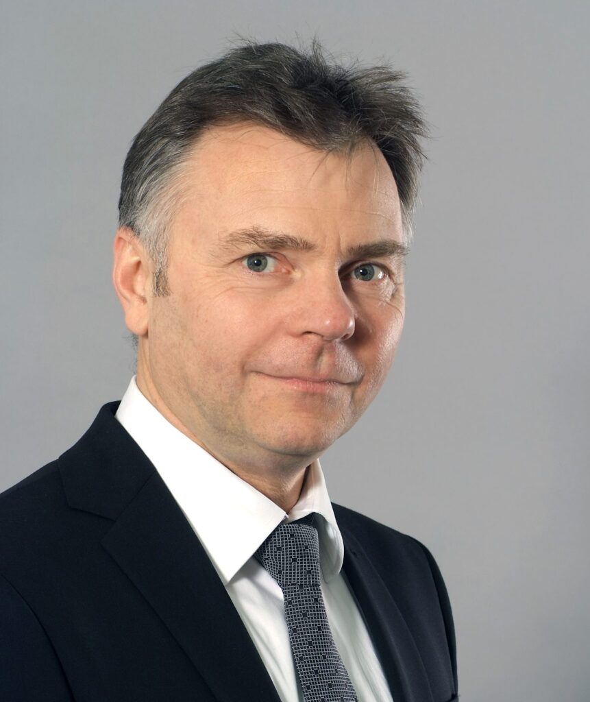 Business-Porträt von Uwe Löffler, ICT-Service-Leiter der Firma Samson. Er trägt Anzug uns Krawatte.