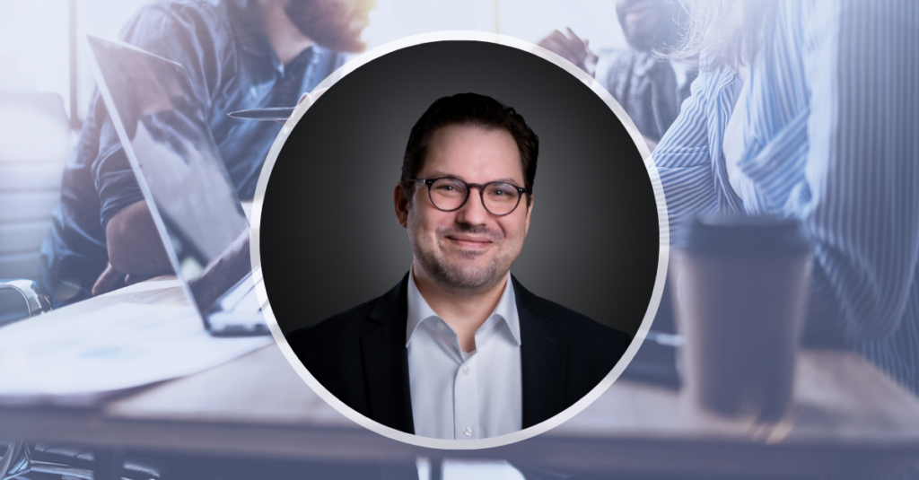 Titelbild mit Portrait von Matthias Hellwig für Interview zu DEXOps
