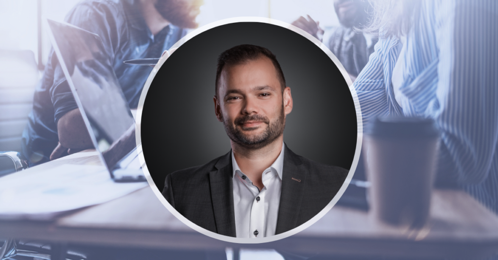 Titelbild mit Portrait von Dominik Gärtner für Artikel zu DEXOps