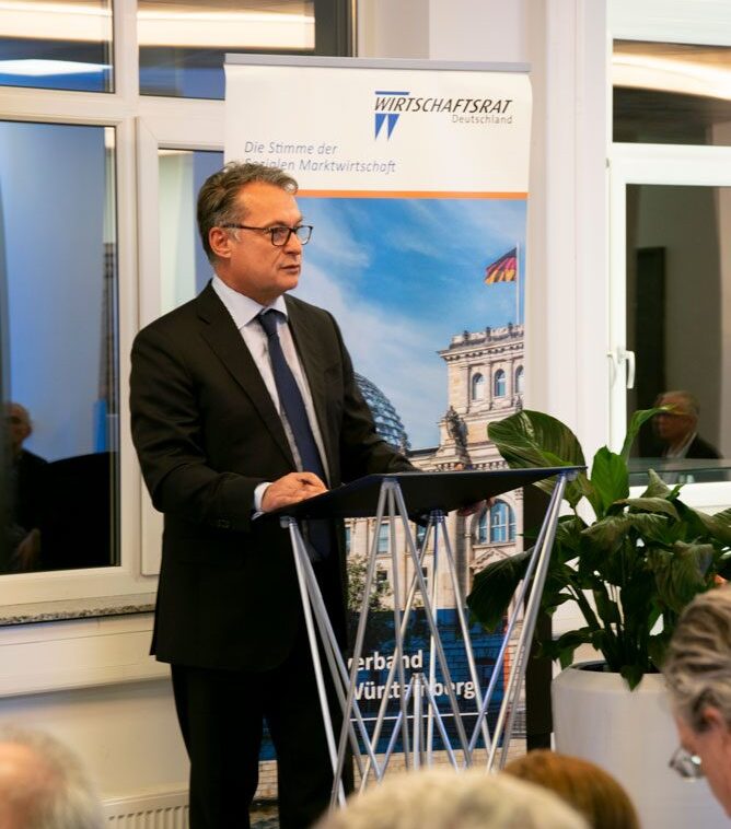Dr. Joachim Nagel steht am Pult auf einem Podium, im Hintergrund ist ein Roll-up des Wirtschaftsrat Deutschland zu sehen.