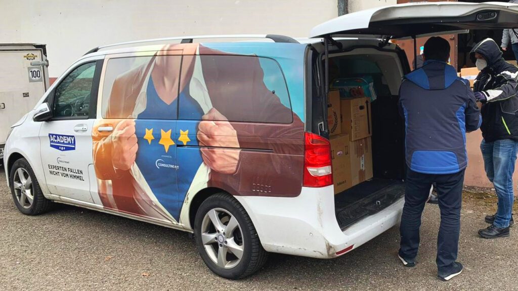 Freiwillige beladen den Academy-Bus der Consulting4IT mit einer Hilfslieferung für die Ukraine.