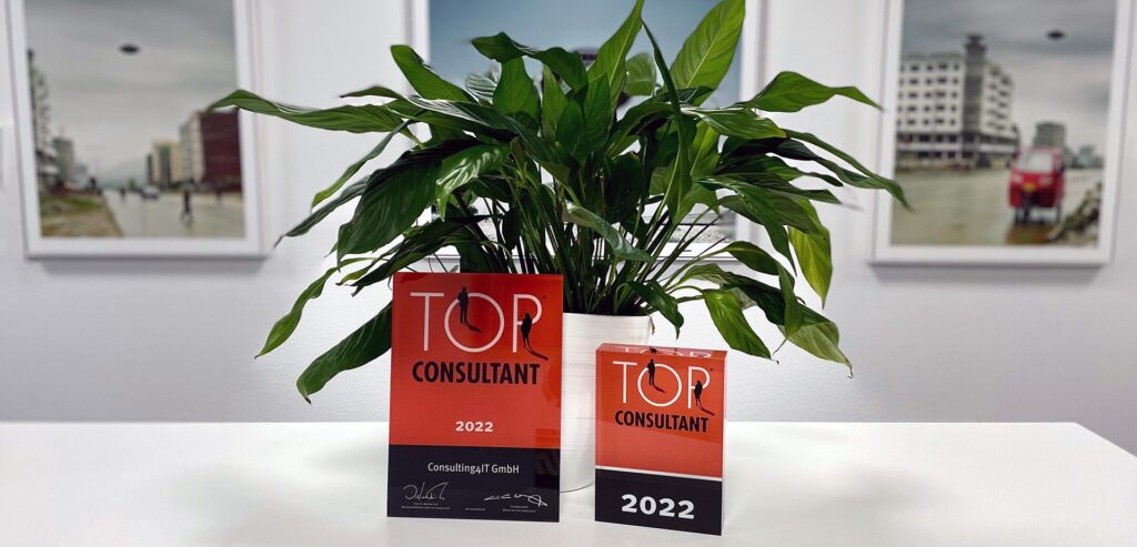 Top Consultant Auszeichnung 2022 für die Consulting4IT vor einer Grünpflanze.