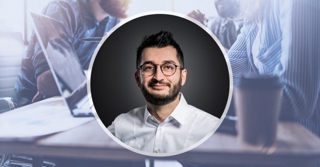 Titelbild mit Portrait von Yunus Karakaya für Artikel zu DEXOps