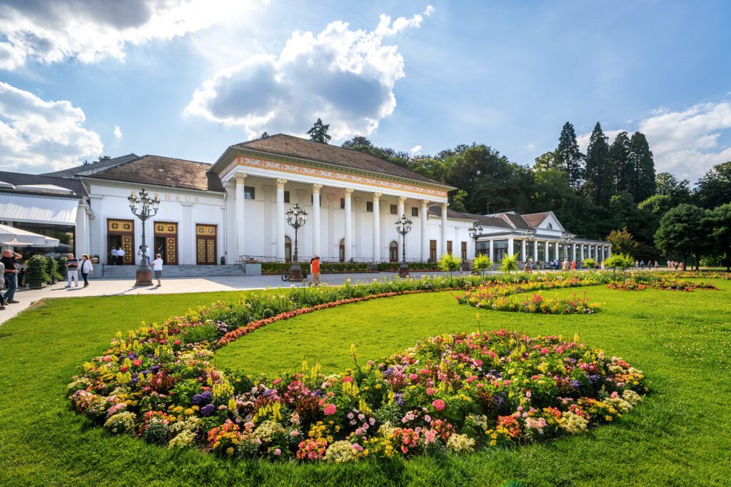 Kurhaus und Casino in Baden Baden, davor ein prachtvoll bepflanzter Garten.