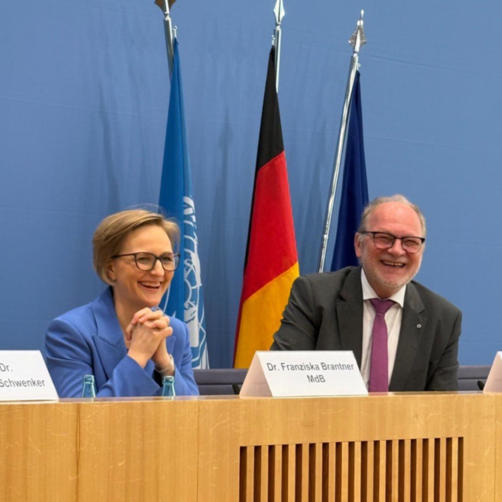Dr. Franziska Brantner MdB bei einer Gesprächsrunde mit einem weiteren Teilnehmer, beide lachen ins Publikum.