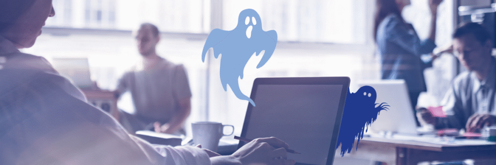 Eine Frau in einem Büro mit anderen Menschen, aus deren Laptop Geister entweichen.