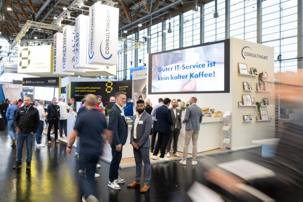 Messestand mit Menschen in dynamischer Bewegung