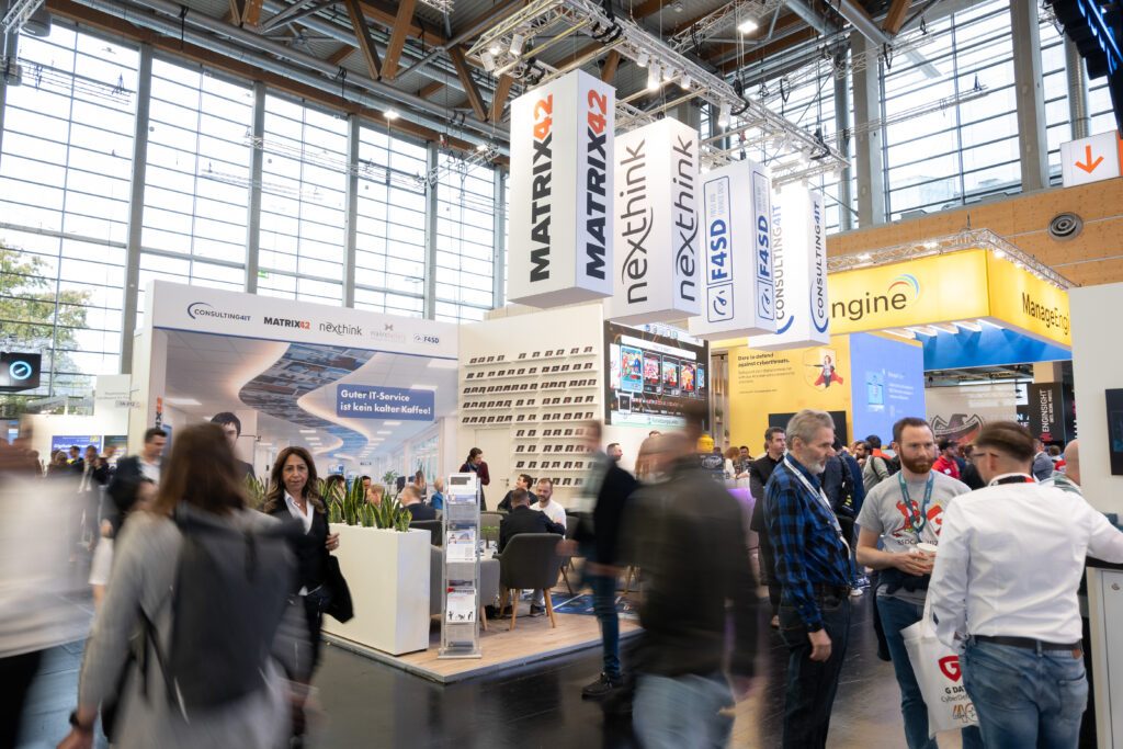 Dynamische Ansicht von Messebesuchern auf unserem und neben unserem Stand