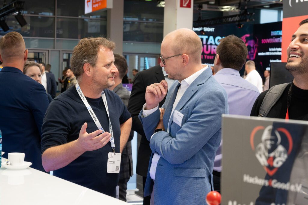 Zweiergespräch an der Theke.