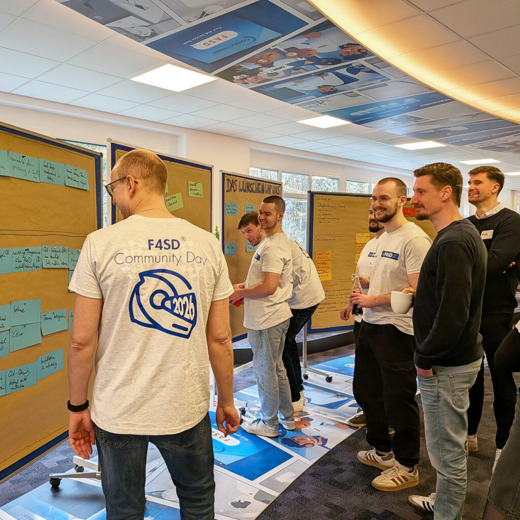 Gruppe junger Männer arbeitet gemeinsam an Pinnwänden mit bunten Karten.