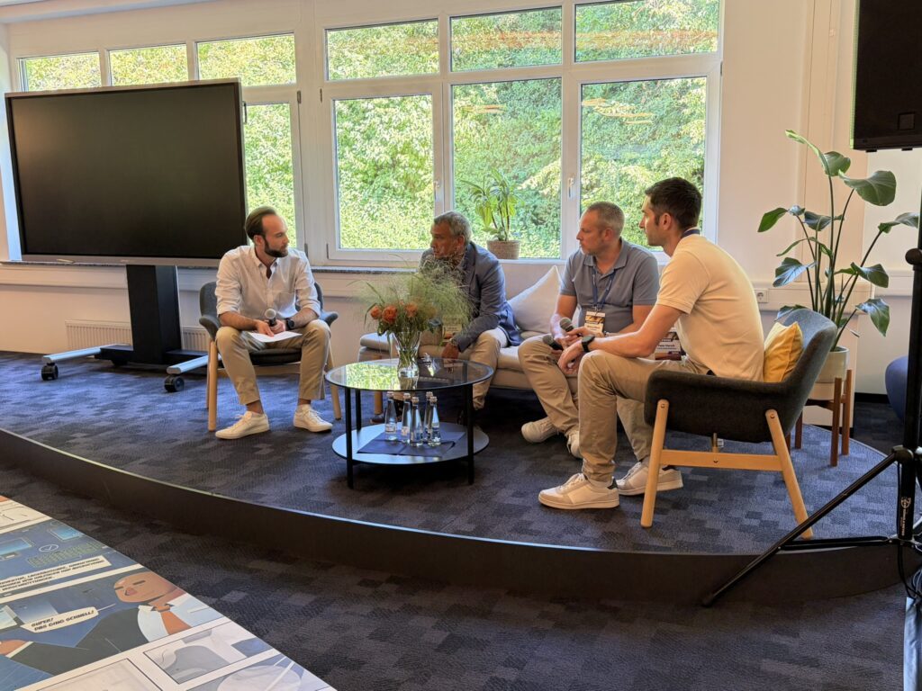 Talkrunde beim Sundowner 2026: Vier Teilnehmende diskutieren auf der Bühne über aktuelle Themen und Erfahrungen.